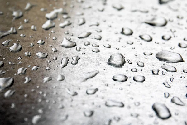 Gocce d'acqua sulla superficie metallica lucida. Brutto tempo — Foto Stock
