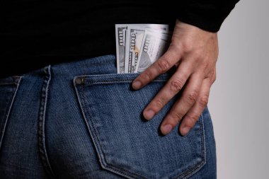 Kot cebinde ki para üzerinde el ile