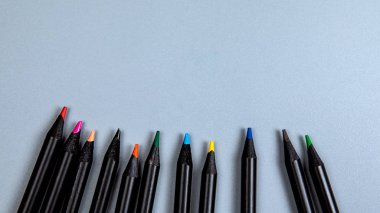 Gri arka planda renkli kalemler