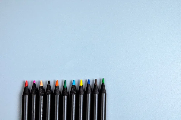 Lápis coloridos sobre fundo cinzento. Mesa de escritório com vista superior — Fotografia de Stock