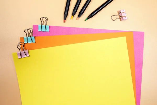 Żółty, pusty arkusz makiety papierowej — Zdjęcie stockowe