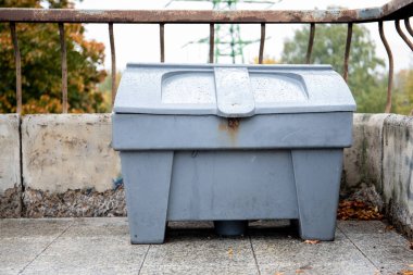Kum için gri plastik kutu ya da hademe ve kamu hizmeti için tuz deposu
