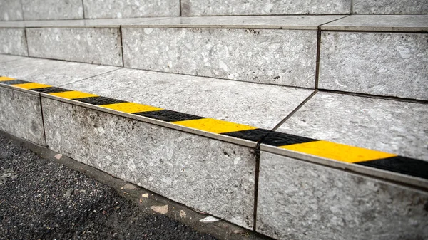 Cinta de advertencia antideslizante amarilla en escaleras al aire libre para mayor seguridad — Foto de Stock