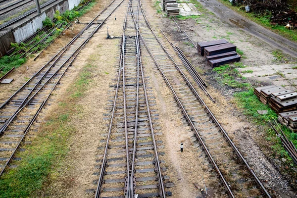 複数の鉄道軌道スイッチ。工場、生産地域 — ストック写真