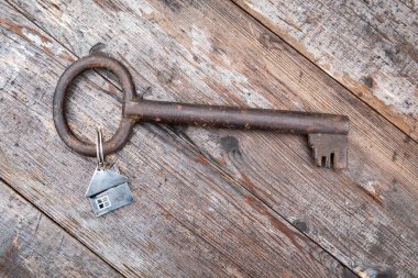 Evin anahtarı ahşap bir masada. Gayrimenkul, nakliyat, kredi. Alım ve satım kavramı
