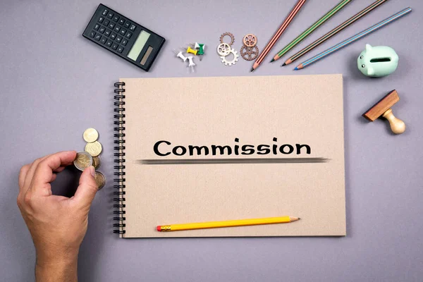 Σχέδιο Επιτροπής. Σημειωματάριο και γραφική ύλη στο τραπέζι — Φωτογραφία Αρχείου