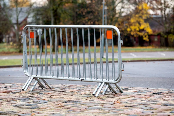 Barrera, valla metálica para seguridad para retener personas y transporte — Foto de Stock