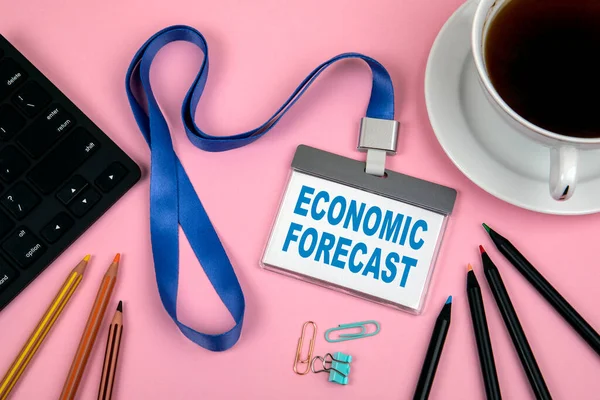 Ekonomik öngörü konsepti. Personel kimliği, renkli kalemler, siyah bilgisayar klavyesi ve bir fincan kahve.