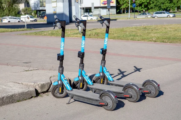 Electro scooters en el lado de la calle. Nueva forma de servicio de transporte público de alquiler mediante aplicaciones móviles — Foto de Stock