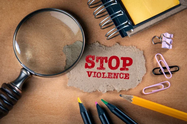 PARAR el concepto de VIOLENCIA. Lupa, papelería y papel de nota — Foto de Stock