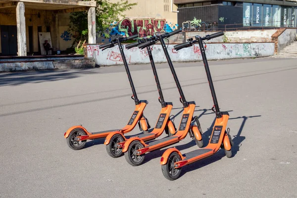 Electro scooters no lado da rua. Nova forma de serviço de transporte público para alugar usando aplicativos móveis — Fotografia de Stock