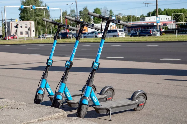 Scooters électriques sur le côté de la rue. Nouvelle façon de service de transport public à louer en utilisant des applications mobiles — Photo