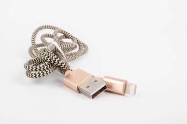 USB 'den Şimşek kablosuna. Telefon aksesuarı, şarj aleti ve veri transferi