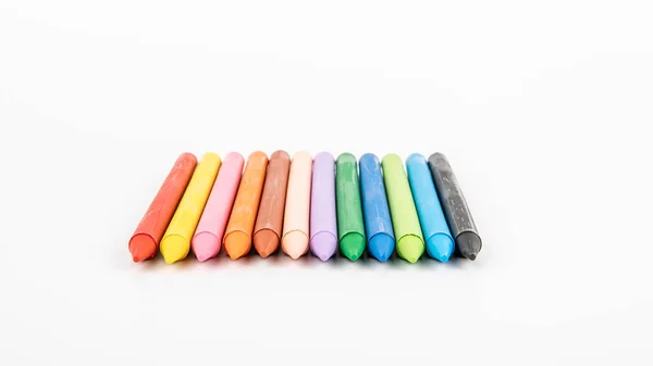 Lápices de colores pastel sobre un fondo blanco. creatividad, aprendizaje, artes y niños — Foto de Stock