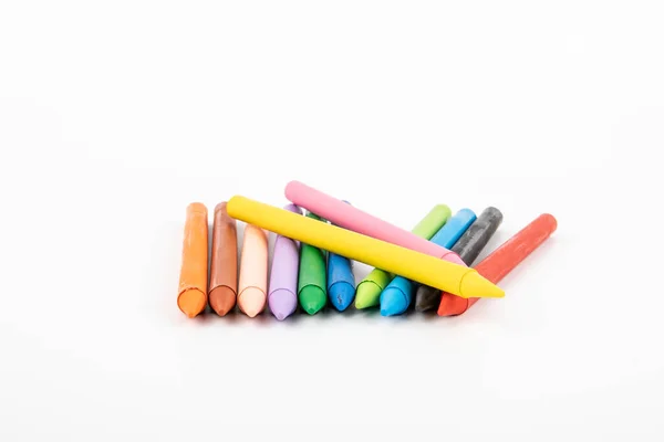 Beyaz arka planda renkli pastel boya kalemleri. yaratıcılık, öğrenme, sanat ve çocuklar — Stok fotoğraf