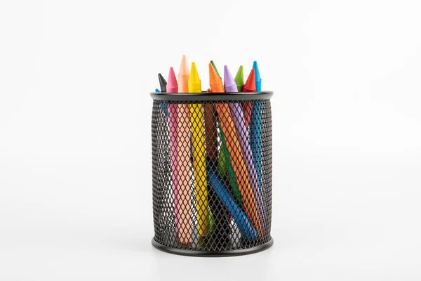 Gekleurde pastelkrijtjes in een hoes op een witte achtergrond. creativiteit, leren, kunst en kinderen — Stockfoto