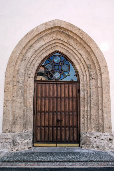 Vstupní dubové dveře kostela. Zednické stěny a mozaikové okno — Stock fotografie
