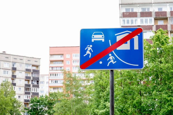Fin de la zona de estar señal de tráfico en la ciudad. Leyes, reglamentos y restricciones — Foto de Stock