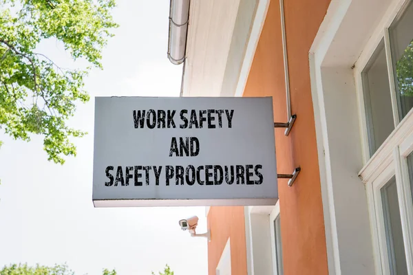 作業の安全性と安全性プロセスの概念。広告バナーとセキュリティカメラ — ストック写真
