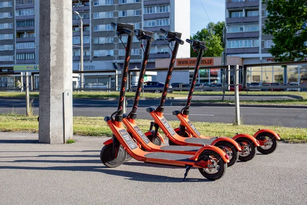 Electro scooters no lado da rua. Nova forma de serviço de transporte público para alugar usando aplicativos móveis — Fotografia de Stock