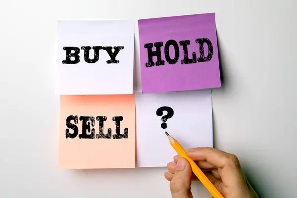 Comprare, tenere, vendere concetto. Note adesive colorate — Foto Stock