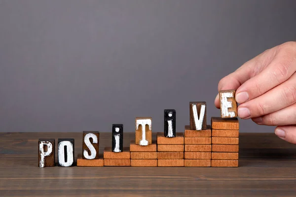 POSITIVO. Crescita, motivazione e ispirazione. Lettere alfabeto di legno su gradini — Foto Stock