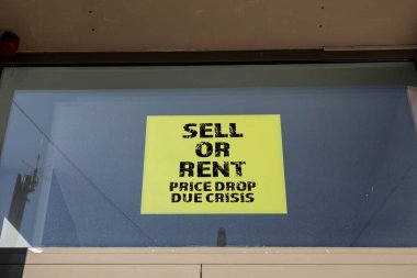 Penceredeki notu sat ya da kirala. Fiyat düşüşü krizi. Emlak kavramı