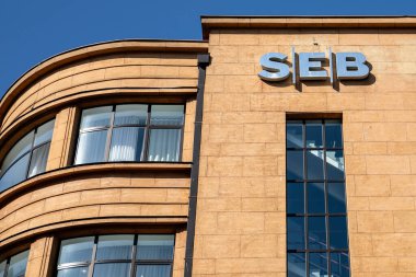 SEB bankasının logosu. İsveçli regülatör kara para aklama kurallarına uygun olarak başarısızlıktan dolayı bankaya para cezası verdi