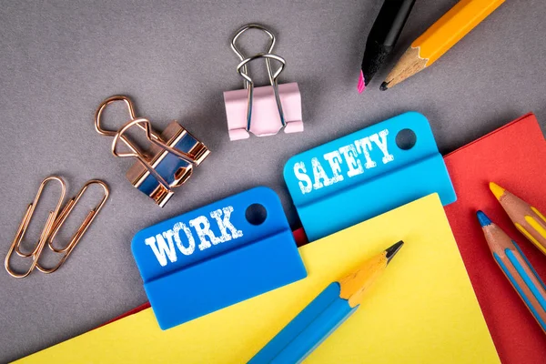 Concepto de SEGURIDAD DE TRABAJO. Folder Register of Card Index (en inglés). Lápices de colores y papel — Foto de Stock