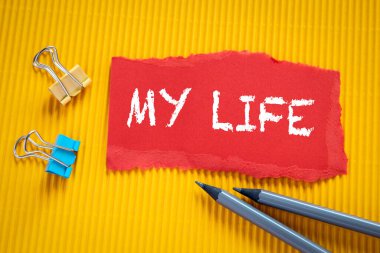 Hayat konseptim. Yırtık, kırmızı kağıt üzerinde metin