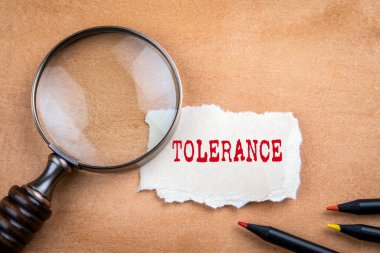 Toberance. Büyüteç, kırtasiye ve not kağıdı.