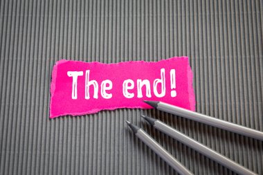 Sonu. Yırtılmış metin, kıvrımlı arkaplan üzerine pembe kağıt