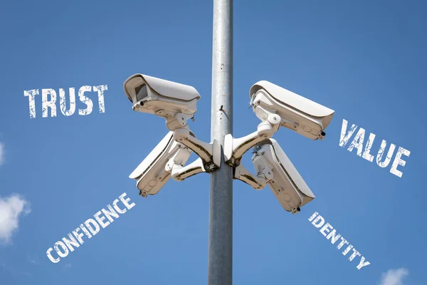 Conceito BRAND. Confiança, Valor, Identidade e Confiança. Câmeras de vigilância panorâmica em alto pilar para segurança — Fotografia de Stock