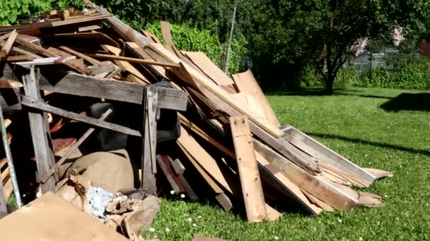 Escombros de madera en el patio, tablas y placas — Vídeos de Stock