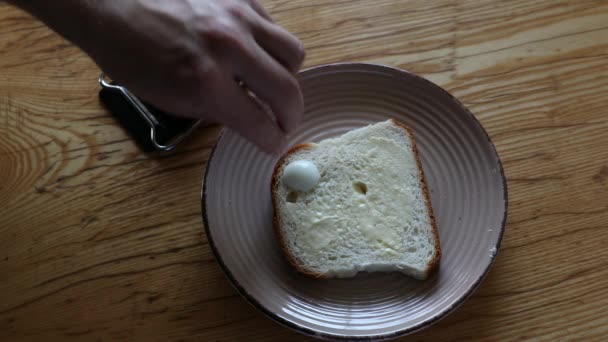 Aufgeschnittene Eier auf Weißbrot legen — Stockvideo