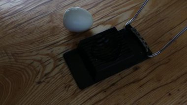 Yemek yemek ve hazırlamak için dilimleyici ile yumurta kesmek