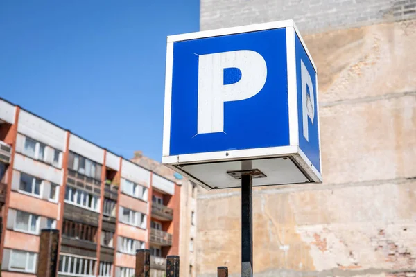 Señal de estacionamiento. Casas de apartamentos, entorno urbano. Día soleado — Foto de Stock