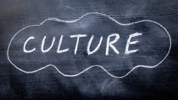 КУЛЬТУРА. Концепция бизнеса и этики. Черная покрашенная древесина и надпись мелом