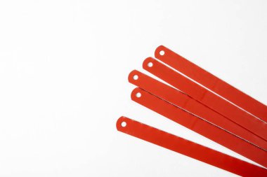 Beyaz arka planda metal kesmek için bıçaklar. El aletleri, metal işçiliği ve tesisat.