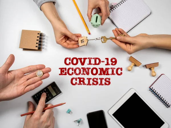 COVID-19 Conceito de CRISE ECONÓMICA. Reunião, tablet e telefone celular, material de escritório — Fotografia de Stock