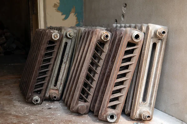Oude gietijzeren radiatoren aan de muur. Renovatie en wederopbouw — Stockfoto