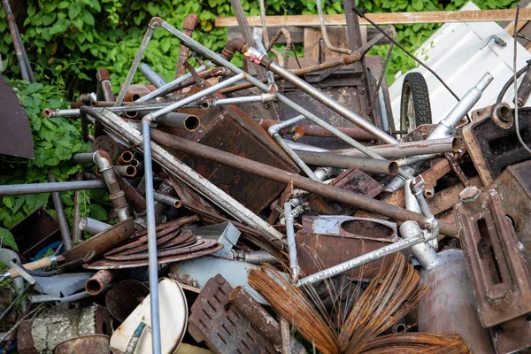Stos złomu, zardzewiałe rury i druty na zewnątrz. Recykling i odpady — Zdjęcie stockowe