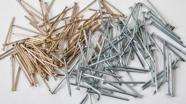 Beyaz arkaplanda çivi yığını