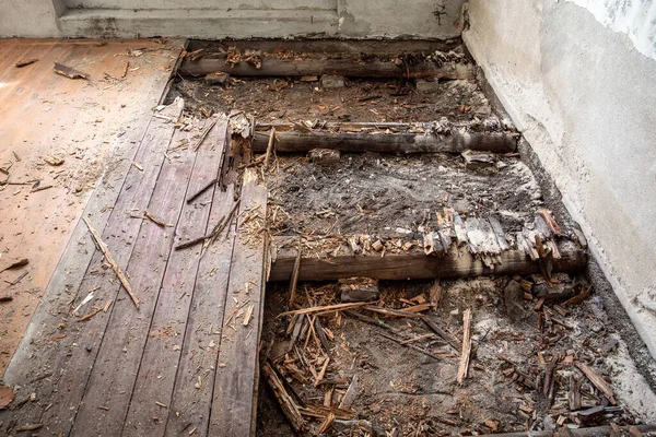 Prohnilá, stará a popraskaná dřevěná podlaha ve starém domě — Stock fotografie