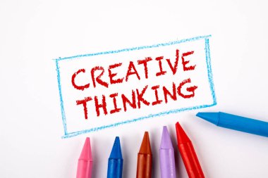 Yaratıcı bir düşünce. Beyaz bir sayfada metin