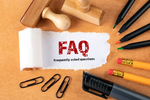 FAQ perguntas frequentes conceito. Texto em papel rasgado — Fotografia de Stock