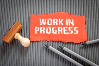 Progres 'te çalışıyorum. Yırtık, renkli arkaplan üzerine metin