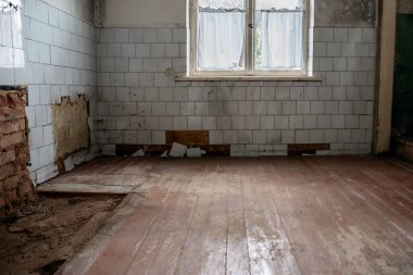 Kötü durumdaki ev. Yeniden yapılanma, yenileme ve yeniden planlama