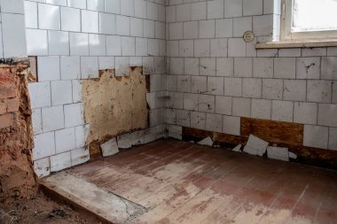 Kötü durumdaki ev. Yeniden yapılanma, yenileme ve yeniden planlama