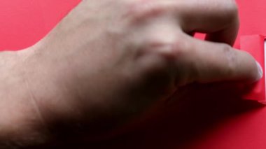 Sahte haber. Kırmızı kağıtla kaplı metin gösteriliyor